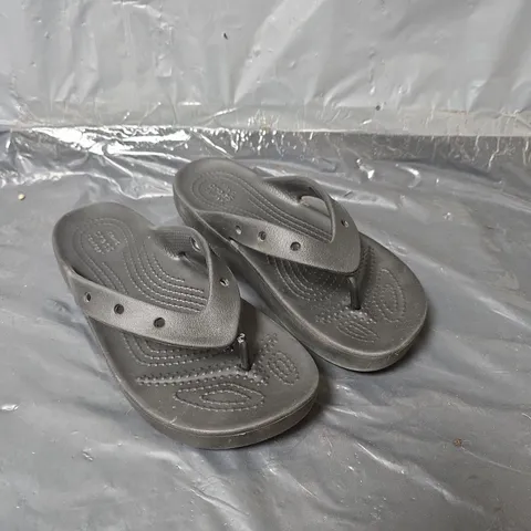 CLASSIC CROCS PLATFORM FLIP SANDALS - BLACK - SIZE 6