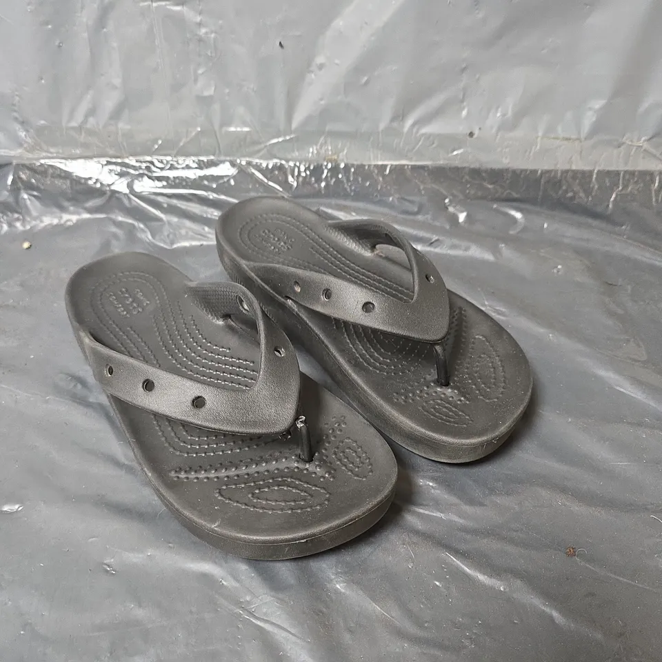 CLASSIC CROCS PLATFORM FLIP SANDALS - BLACK - SIZE 6