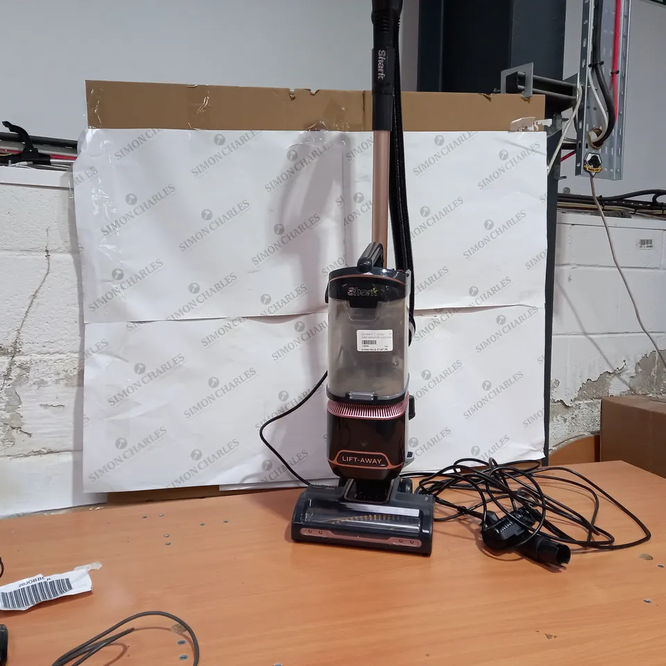 SHARK ANTI HAIR WRAP UPRIGHT PET-HAIR VACUUM