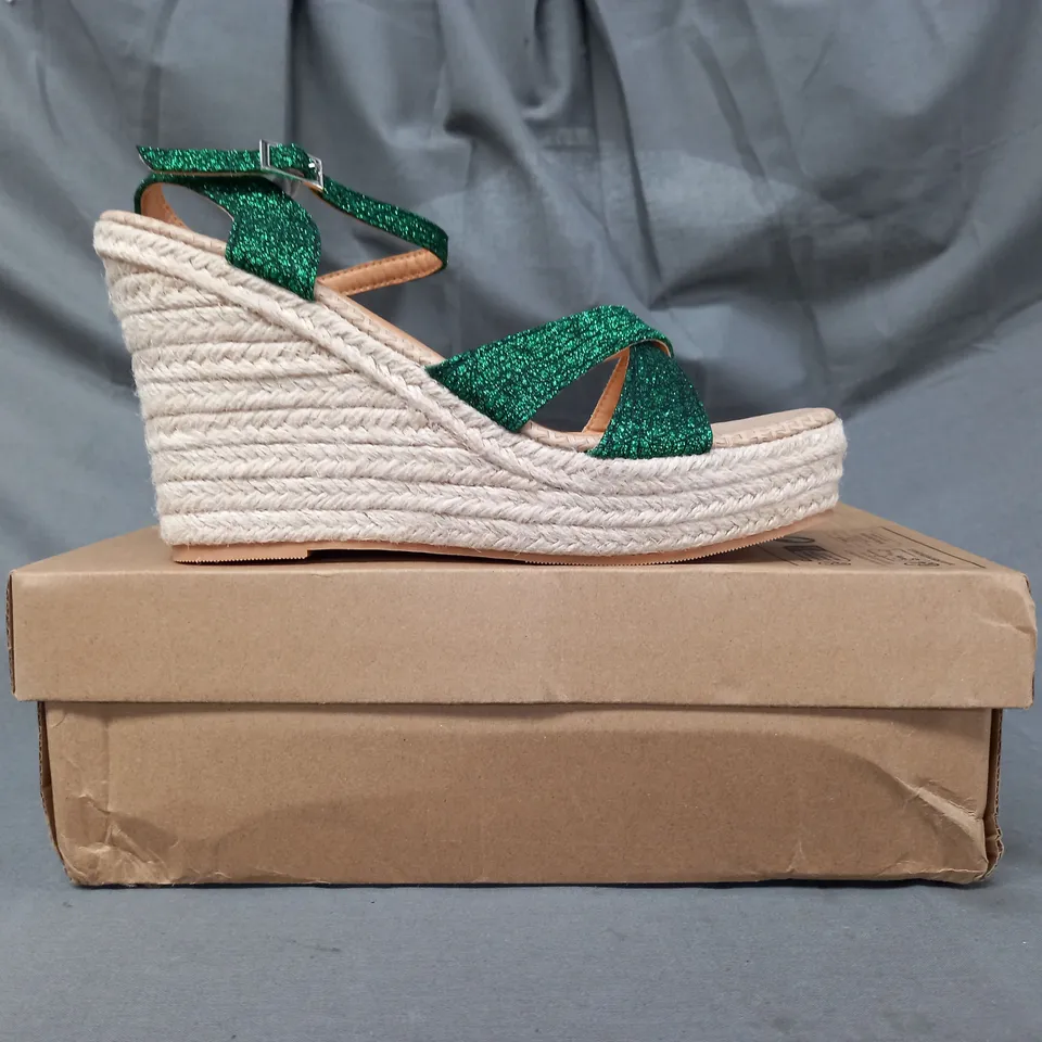 BOXED PAIR OF DESIGNER OPEN TOE HIGH WEDGE SANDALS IN EMERALD GREEN W. GLITTER EFFECT EU SIZE 37