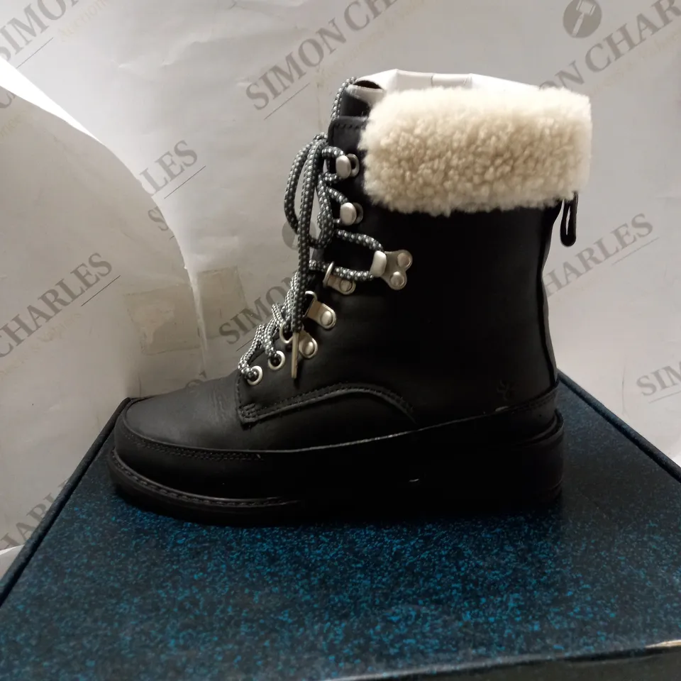 EMU WATERPROOF BOOTS - SIZE 5