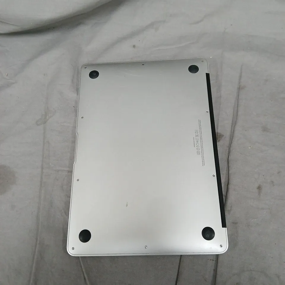 APPLE MACBOOK AIR 13-INCH (LATE 2010) – 256GB SSD, 4GB RAM. DOES NOT POWER ON