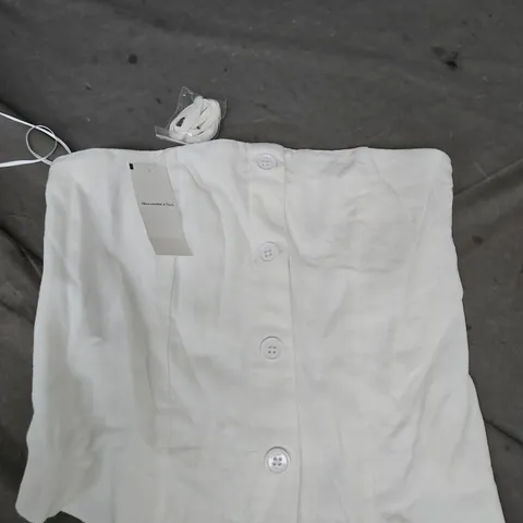 ABERCROMBIE & FITCH WHITE BUTTON-DOWN SHORT LENGTH TOP– SMALL (WOMEN)
