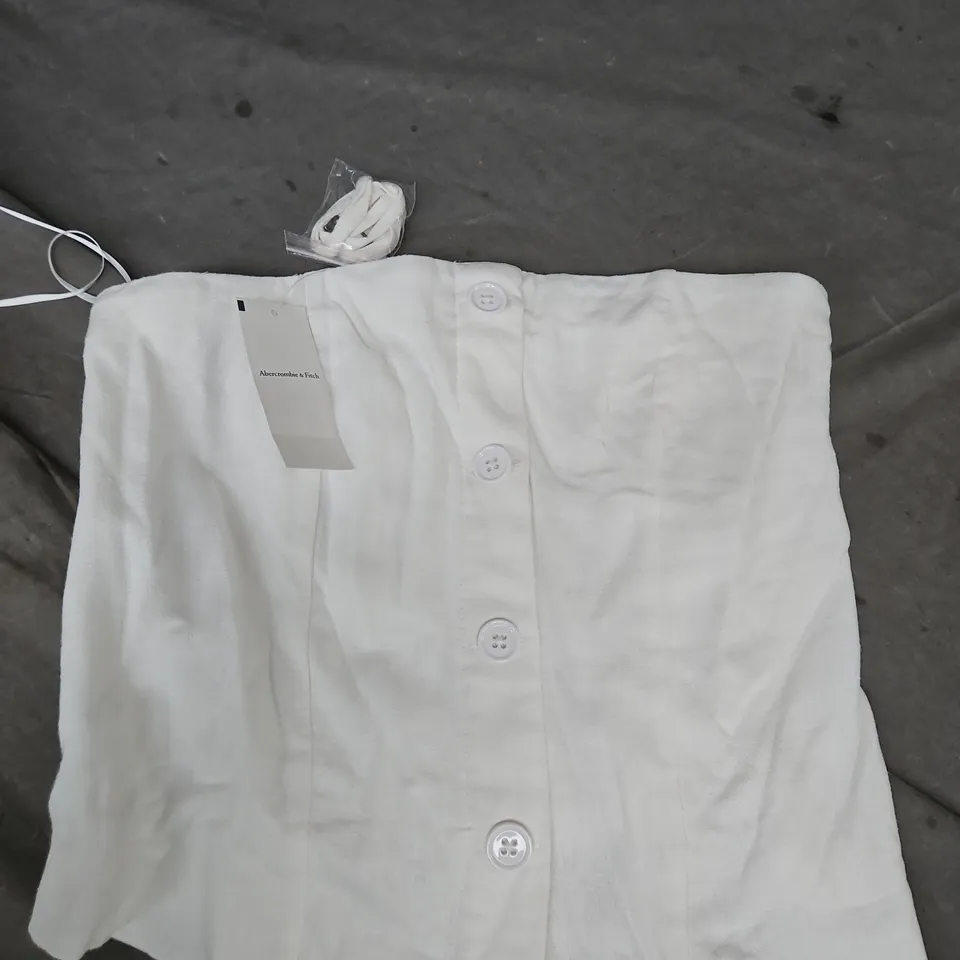 ABERCROMBIE & FITCH WHITE BUTTON-DOWN SHORT LENGTH TOP– SMALL (WOMEN)