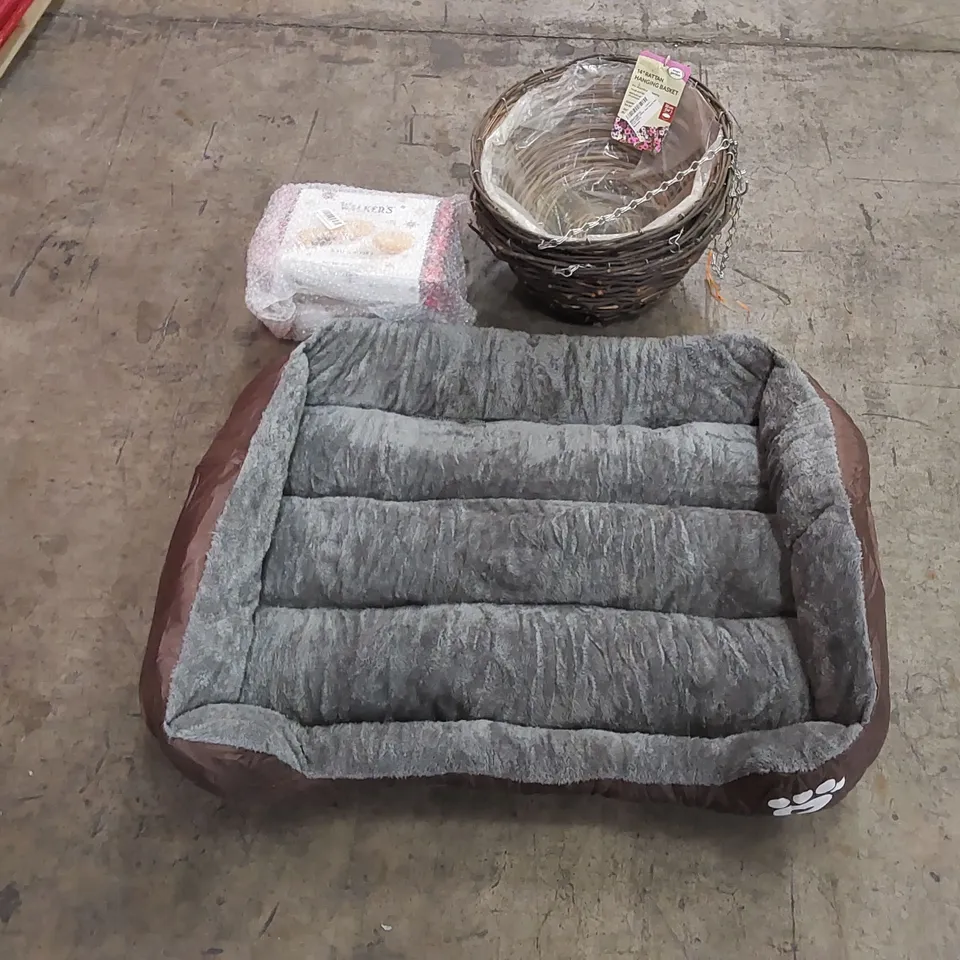 PALLET OF ASSORTED HOUSEHOLD ITEMS AND CONSUMER PRODUCTS. INCLUDING; MINDE PIES, RATTAN HANGING BASKETS, DOG BED ETC 