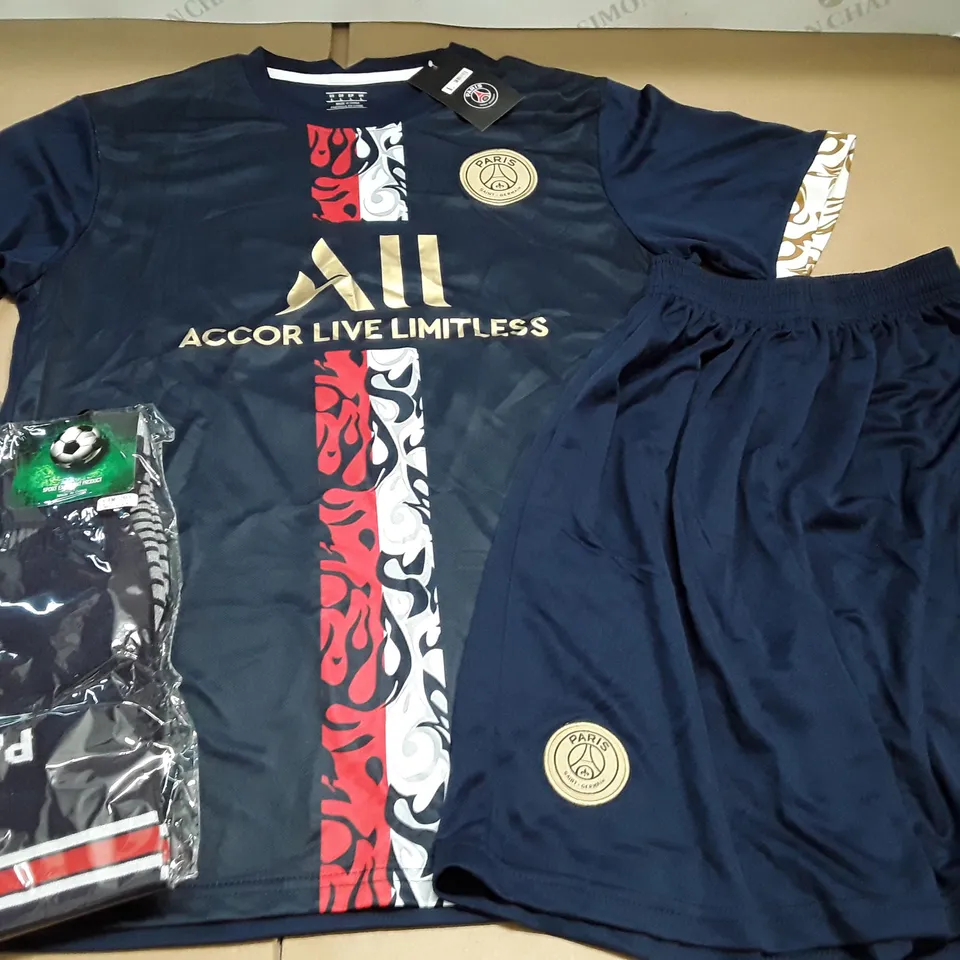 PARIS SAINT GERMAIN REPLICA FOOTBALL KIT - L