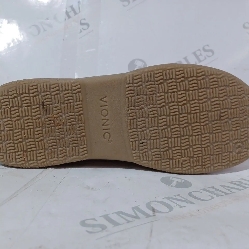 BOXED PAIR OF VIONIC SLIPPERS IN PINK SIZE 5