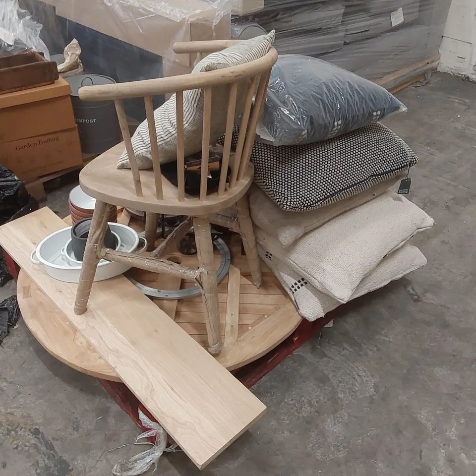 PALLET CONTAINING A LARGE QUANTITY OF ASSORTED GARDEN/HOME FURNITURE AND DECORATION PARTS ECT