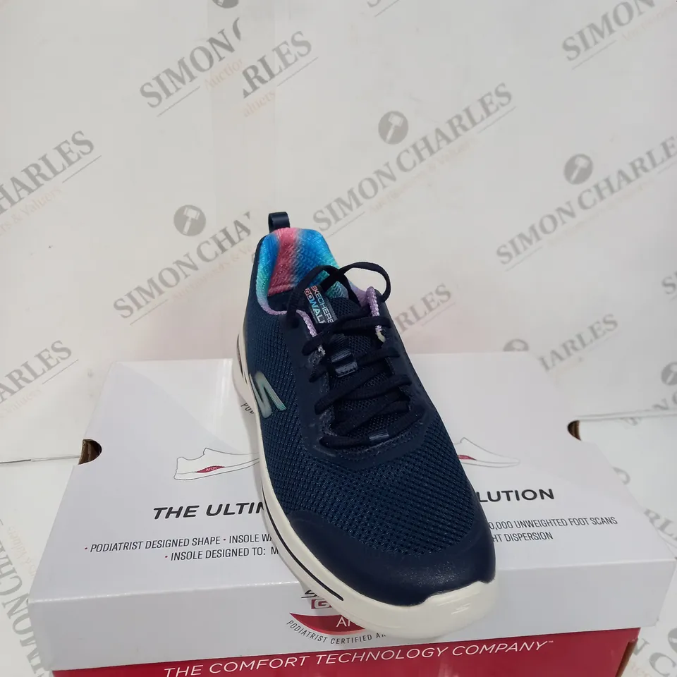 BOXED SKETCHERS NAVY GOWALK TRAINERS - SIZE UK 7