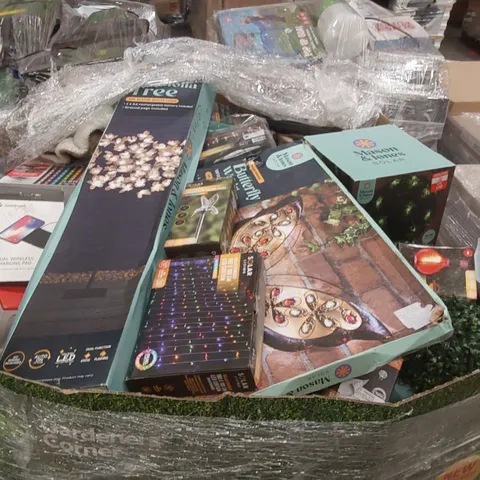 PALLET CONTAINING A LARGE ASSORTMENT OF UNCHECKED ELECTRICAL PRODUCTS/GARDEN DECORATIONS INCLUDING: GARDEN LIGHTS, TOASTER, WIRELESS PHONE CHARGING PAD, BODY SHAVER ECT