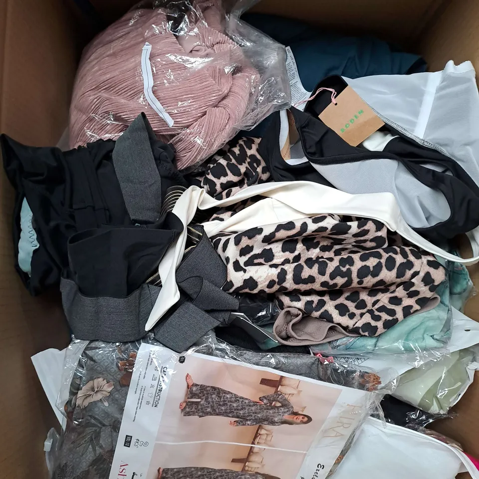BOX OF APPROXIMATELY 25 ASSORTED CLOTHING ITEMS TO INCLUDE - JACKET, DRESS, JEANS ETC