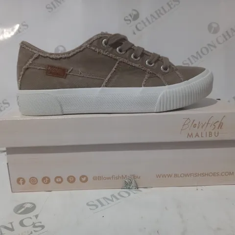 BOXED PAIR OF BLOWFISH MALIBU SNEAKERS IN TAN SIZE 6