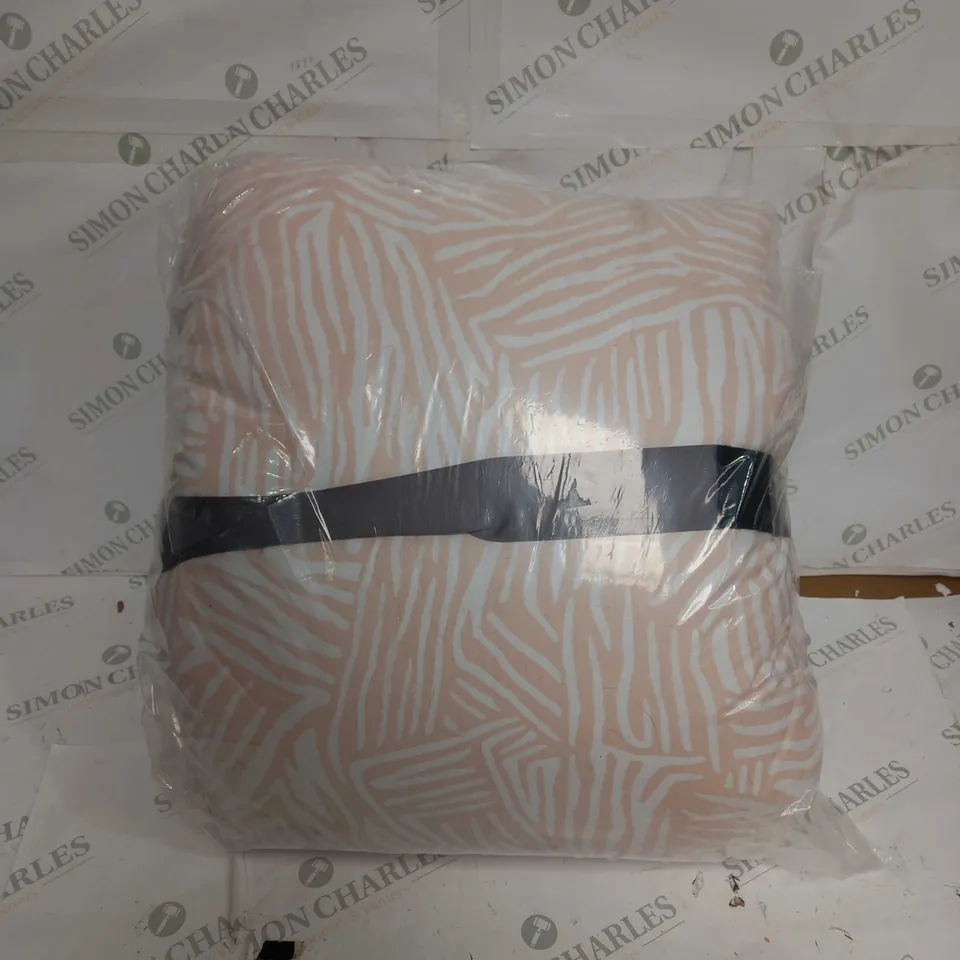 UNBRANDED TAN & WHITE PATTERENED BED DUVET - SIZE UNSPECIFIED