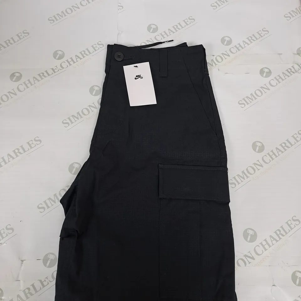 NIKE SKATEBOARDING CARGO SHORTS SIZE 28 IN BLACK