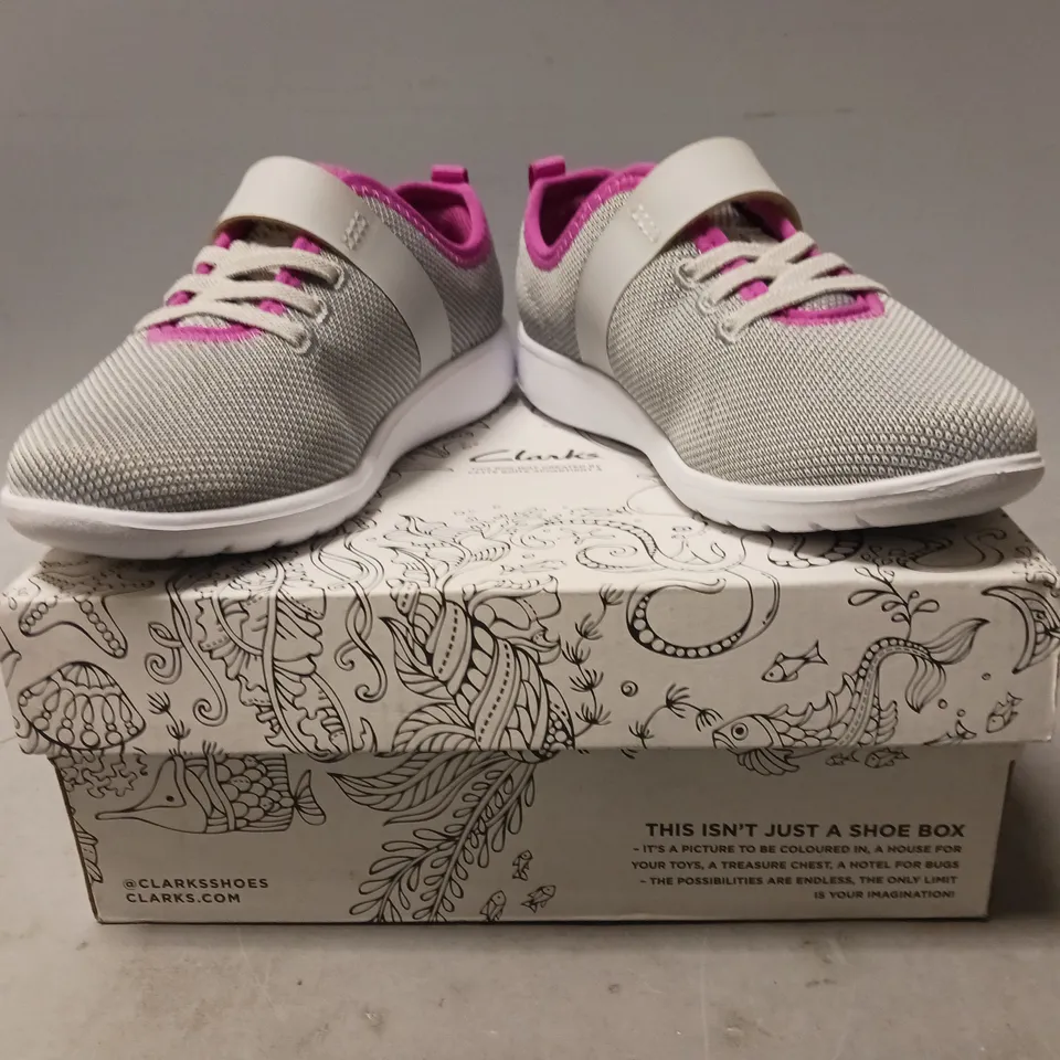 BOXED PAIR OF CLARKS SCAPE WEAVE KIDS SHOES IN GREY/PINK UK SIZE 12