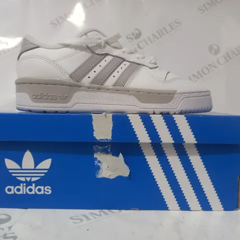 BOXED PAIR OF ADIDAS RIVALRY LOW SHOES IN WHITE/GREY UK SIZE 3