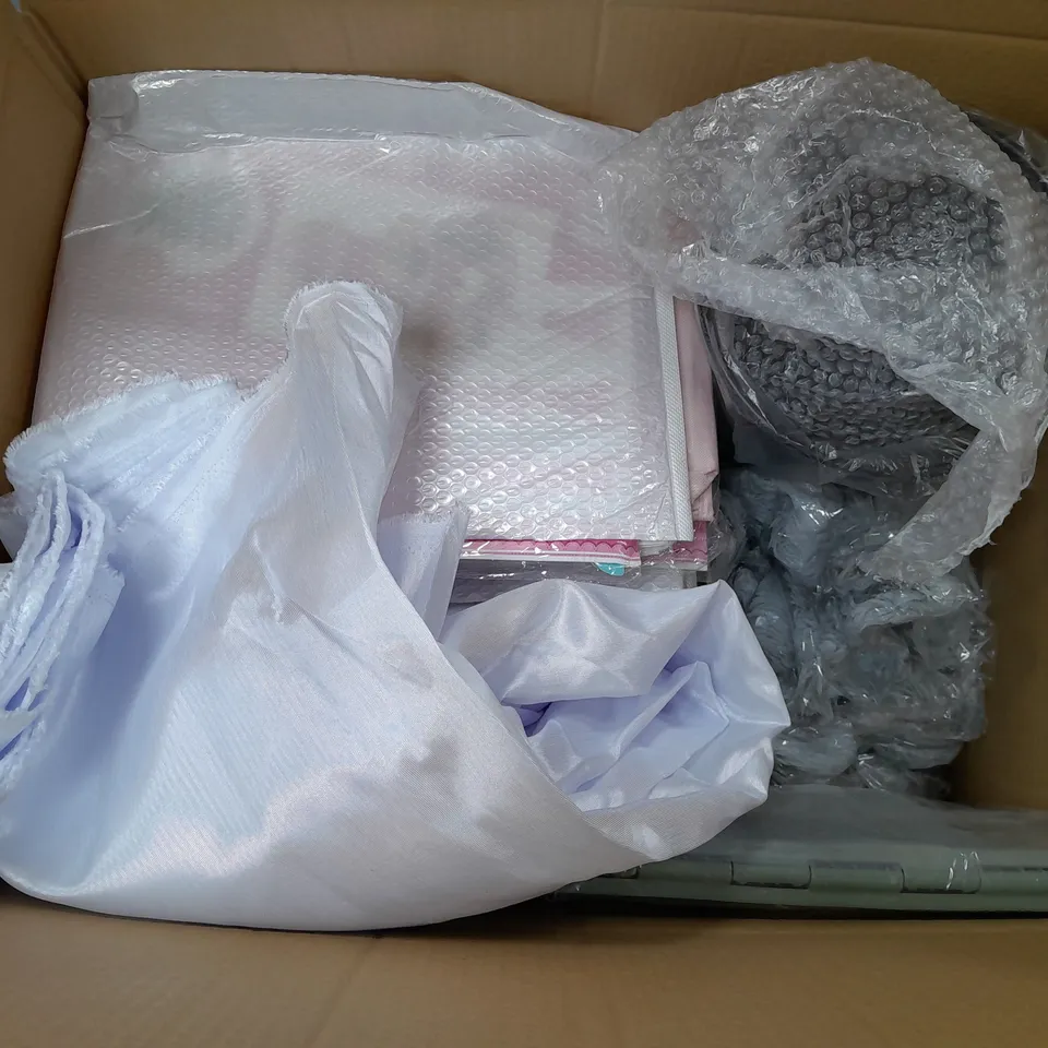 APROXIMATELY 20 ASSORTED HOUSEHOLD ITEMS TO INCLUDE BEDDING , PERIOD PADS , BEDROOM BIN , ETC 