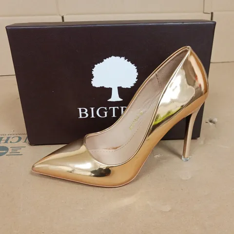 BOXED PAIR OF BIG TREE HEELED SHOES IN GOLD - 38