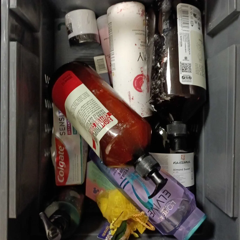 TOTE OF APPROXIMATELY 15 ASSORTED COSMETIC ITEMS TOO INCLUDE LOREAL, MOISTURISING CREAM AND CAFFEINE SHAMPOO