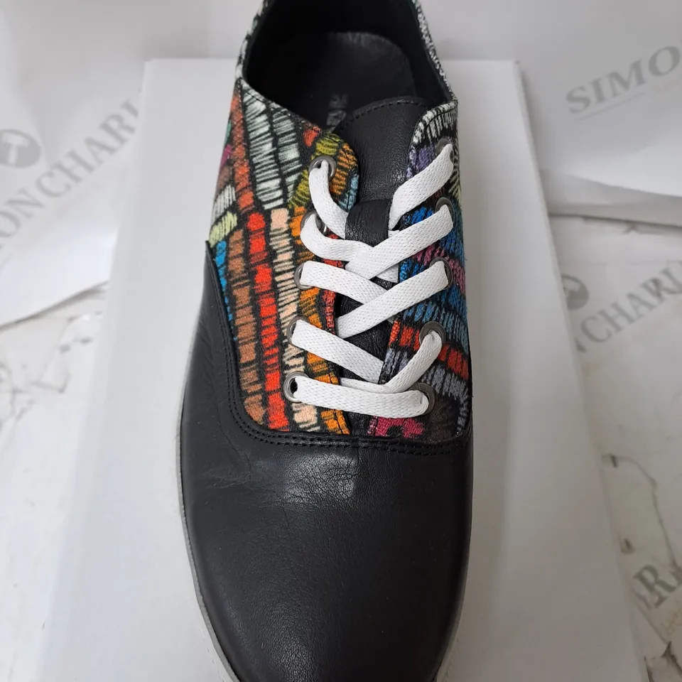 BOXED ADESSO TRAINER'S IN BLACK SIZE 6 