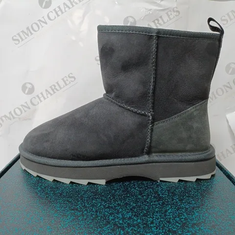 BOXED EMU AUSTRALIA SHARKY MINI BOOTS - DARK GREY, SIZE 7