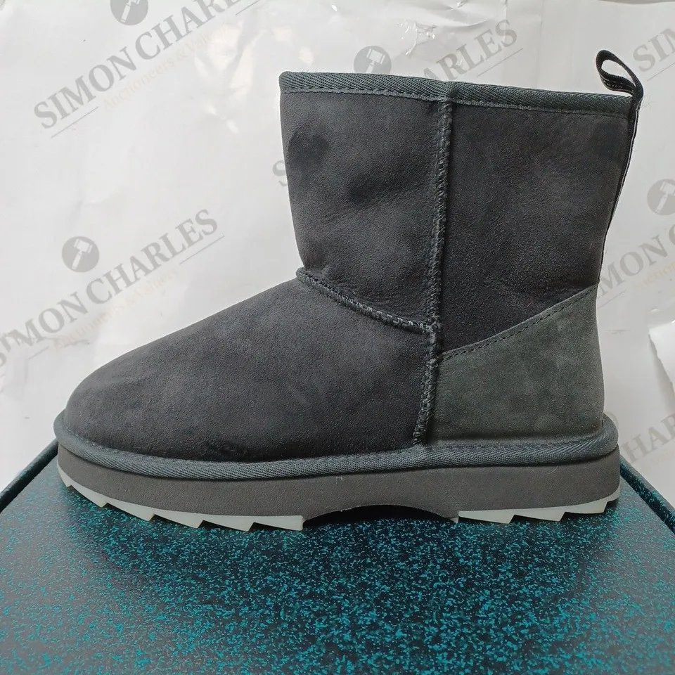 BOXED EMU AUSTRALIA SHARKY MINI BOOTS - DARK GREY, SIZE 7