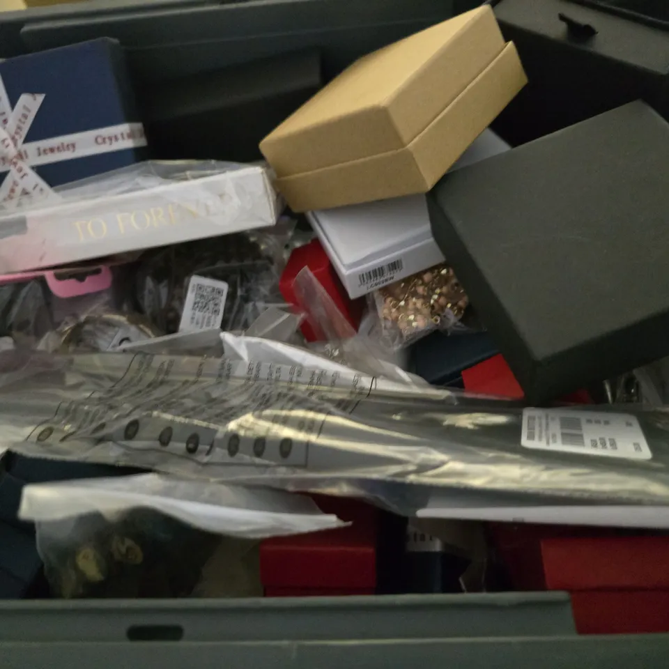 APPROXIMATELY 17 ASSORTED JEWELLERY ITEMS TO INCLUDE - WATCH STRAP , CASIO WATCH , EARRINGS ETC