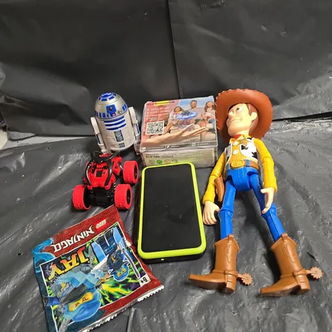 APPROXIMATELY 10 ASSORTED TOYS & GAMES PRODUCTS TO INCLUDE WOODY , LEGO , ETC 