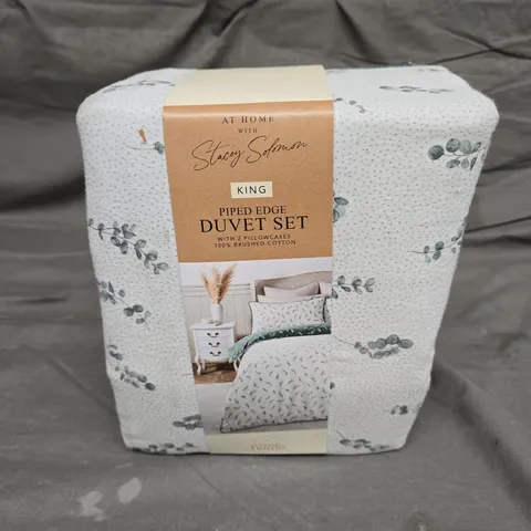 AT HOME WITH STACEY SOLOMON PIPED EDGE DUVET SET - KING