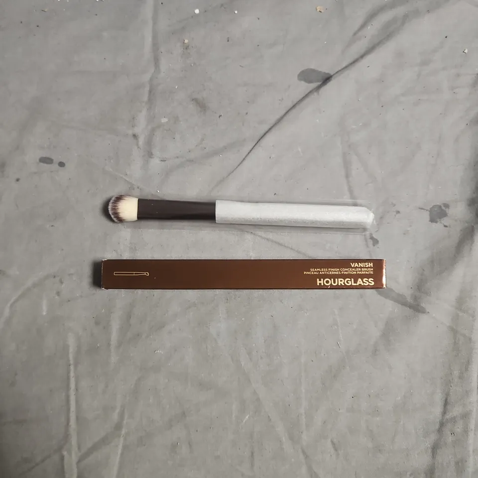 HOURGLASS VANISH SEAMLESS FINISH CONCEALER BRUSH – WITH BOX