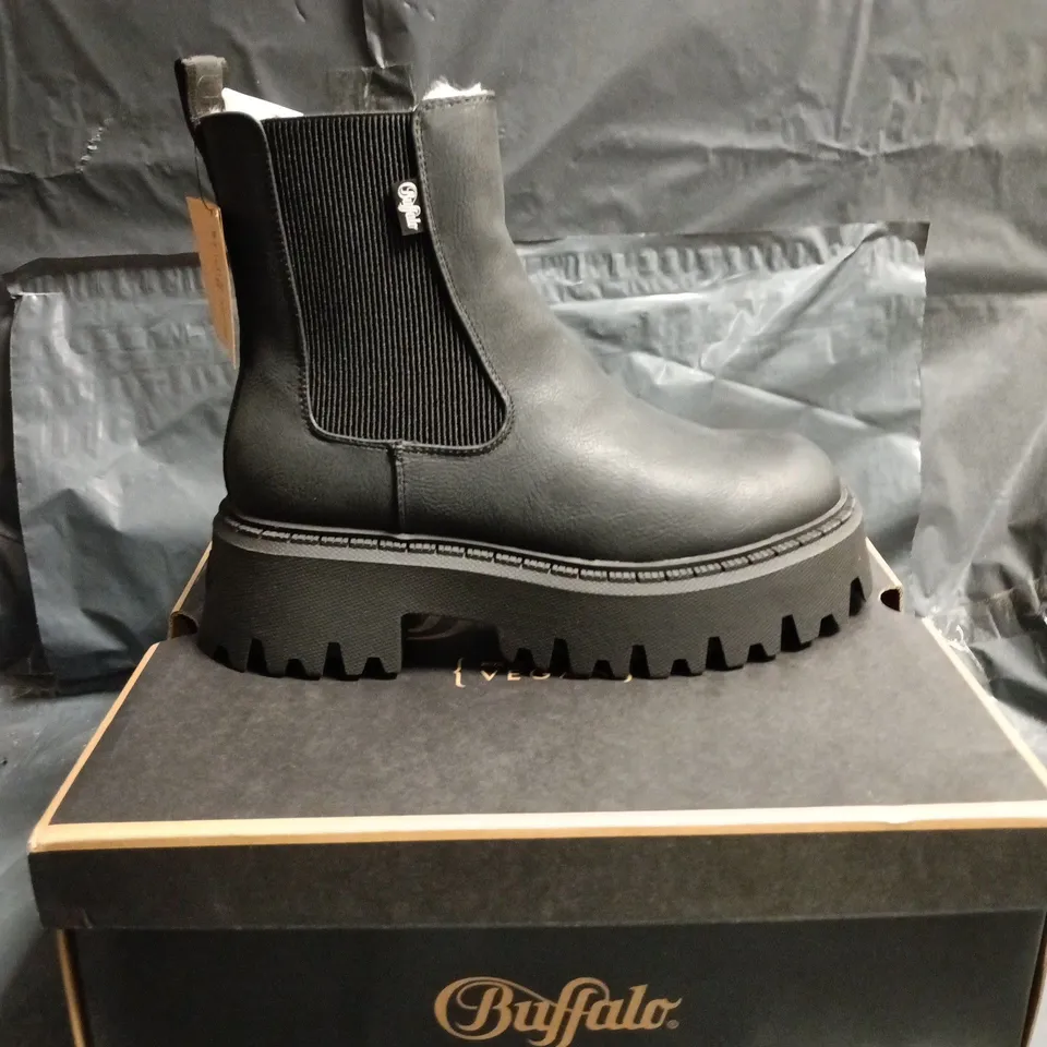 BUFFALO BLACK LEATHER BOOTS WITH THICK LUG SOLE SIZE 6