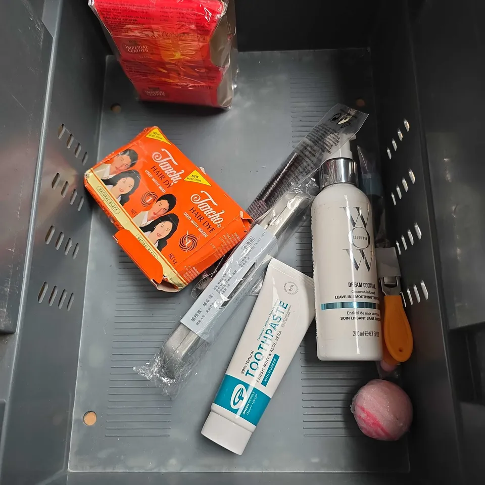 APPROXIMATELY 20 ASSORTED HEALTH & BEAUTY PRODUCTS TO INCLUDE - AVEENO BODY LOTION - ELF POWER GRIP PRIMER - DAVINES OI CONDITIONER - ETC