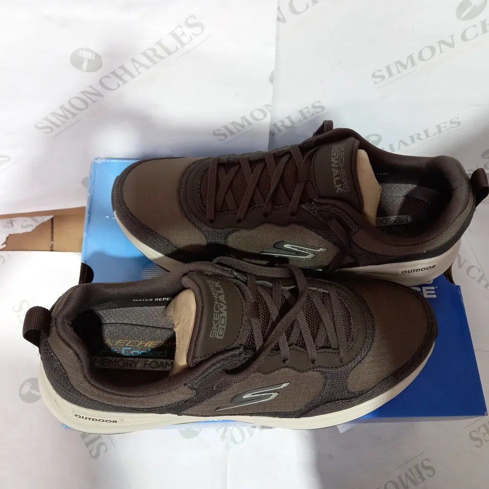 BOXED PAIR OF SKECHERS MENS WALKING TRAINERS  - SIZE 9