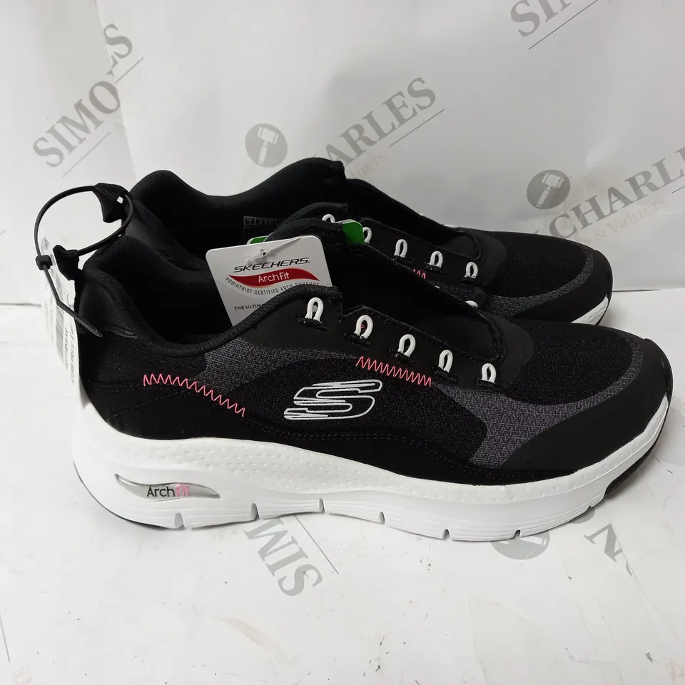 PAIR OF SKECHERS ARCH FIT MONO LACE-UP TRAINER UK SIZE 4