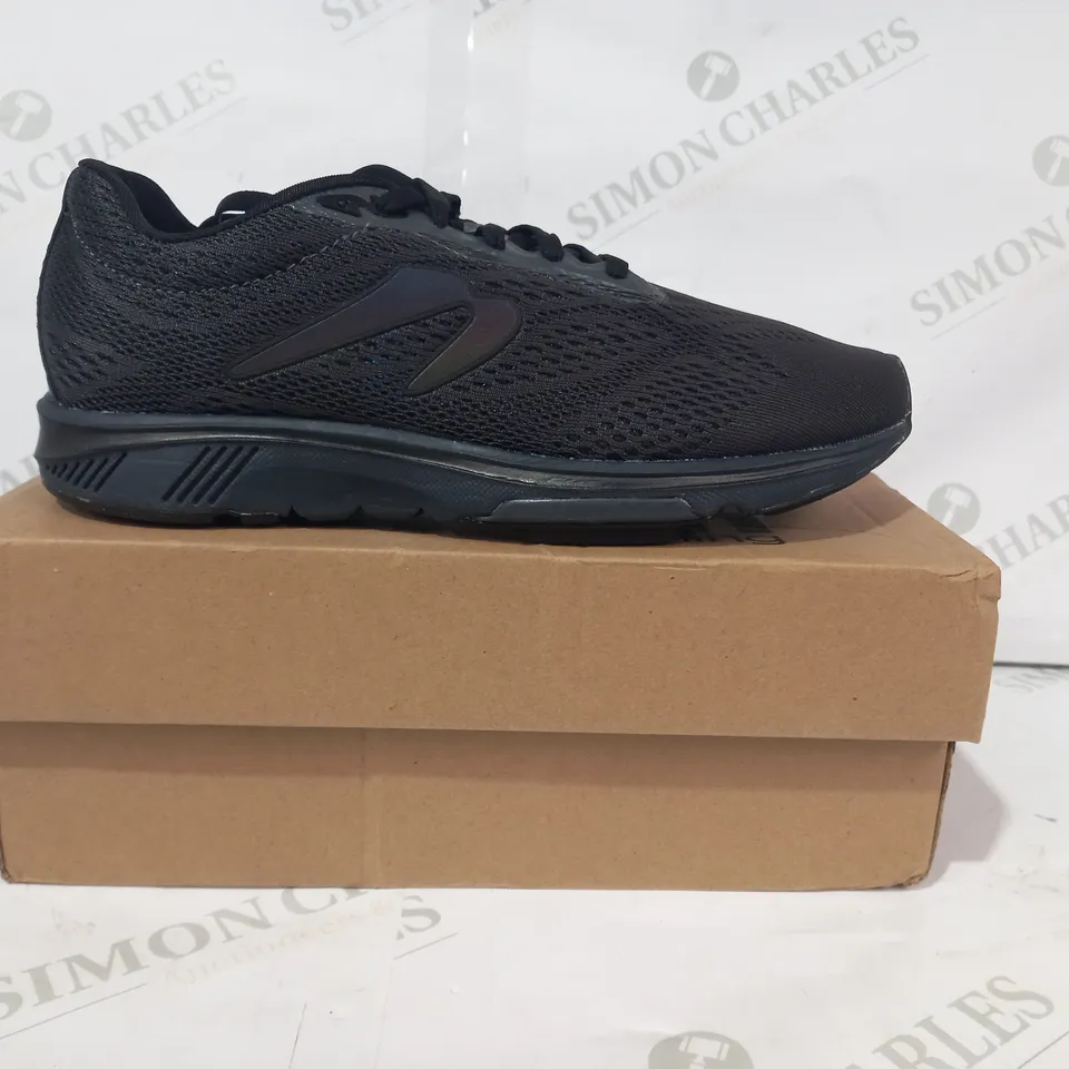 BOXED PAIR OF NEWTON RUNNING TRAINERS IN BLACK UK SIZE 6.5