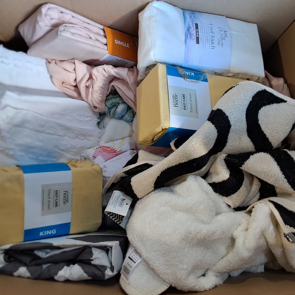 LOT OF APPROXIMATELY 15 ASSORTED BEDDING AND SOFT FURNISHING  ITEMS TO INCLUDE THROWS, TABLE RUNNERS AND FITTED SHEETS