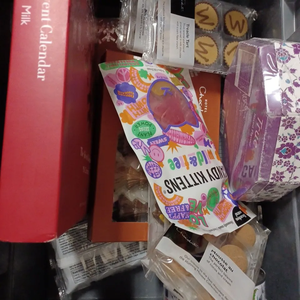 APPROXIMATELY 20 ASSORTED FOOD PRODUCTS TO INCLUDE CANDY KITTENS SWEETS, TRUEDE TURKISH DELIGHTS, HOTEL CHOCOLAT SELECTIONS ETC 
