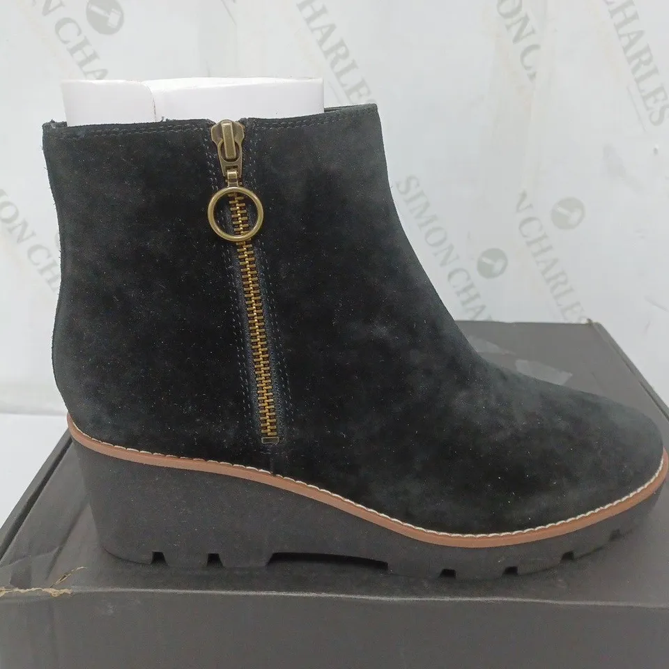 BOXED VIONIC ASTER HAZAL ZIP ANKLE BOOT - SIZE 6.5