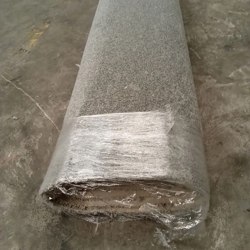 ROLL OF QUALITY TWIST HEATHERS 870 ARGENT CARPET // APPROX SIZE; 1.95 x 5m