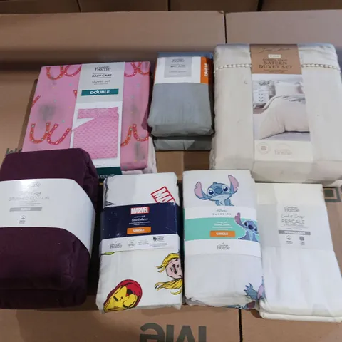 BOX OF APPROXIMATELY 15 ASSORTED BEDDING AND SOFT FURNISHING ITEMS TO INCLUDE - DUVET SETS, FITTED SHEETS, AND PILLOWCASES ETC.