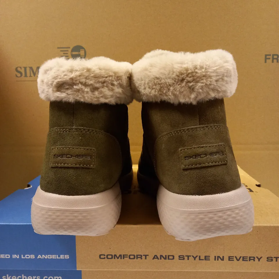 SKETCHERS ON THE GO BOOTS SIZE 5.5
