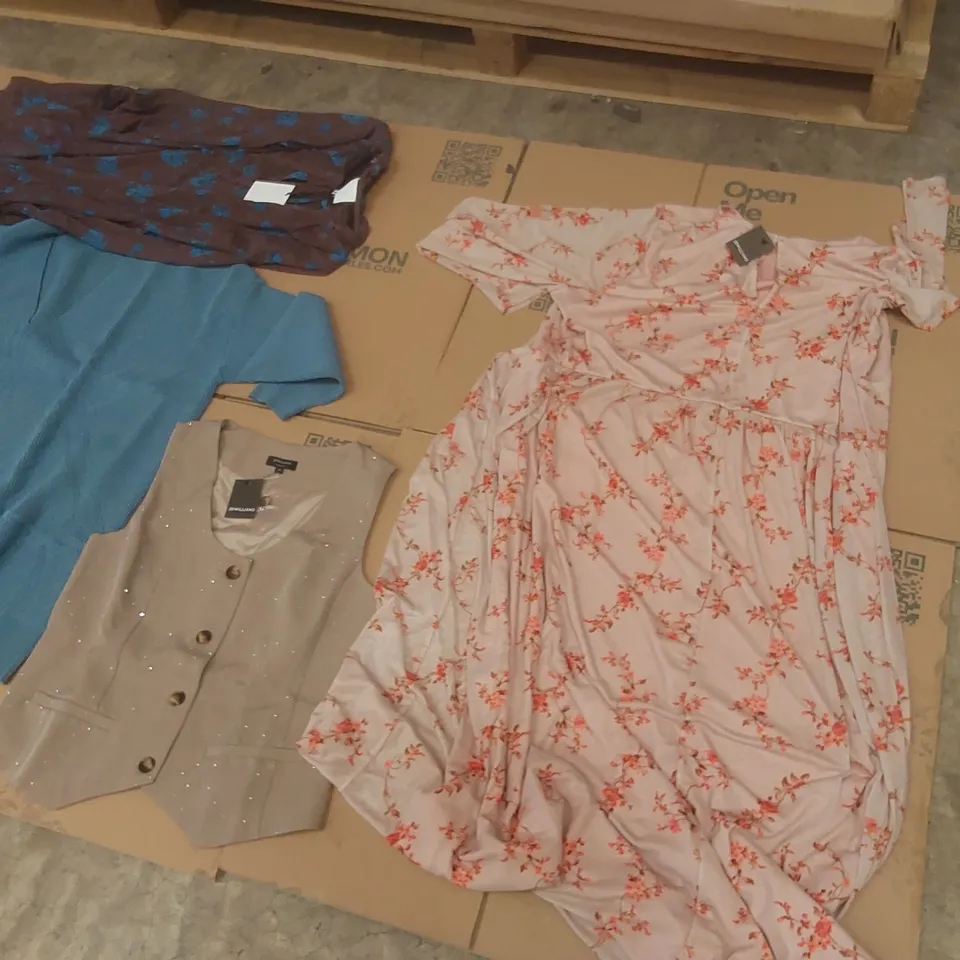 PALLET CONTAINING APPROXIMATELY 450x BRAND NEW ASSORTED DESIGNER CLOTHING ITEMS INCLUDING: SIMPLY BE JEANS, JUMPERS, WAISTCOAT, DRESS, JD WILLIAMS DRESS ECT