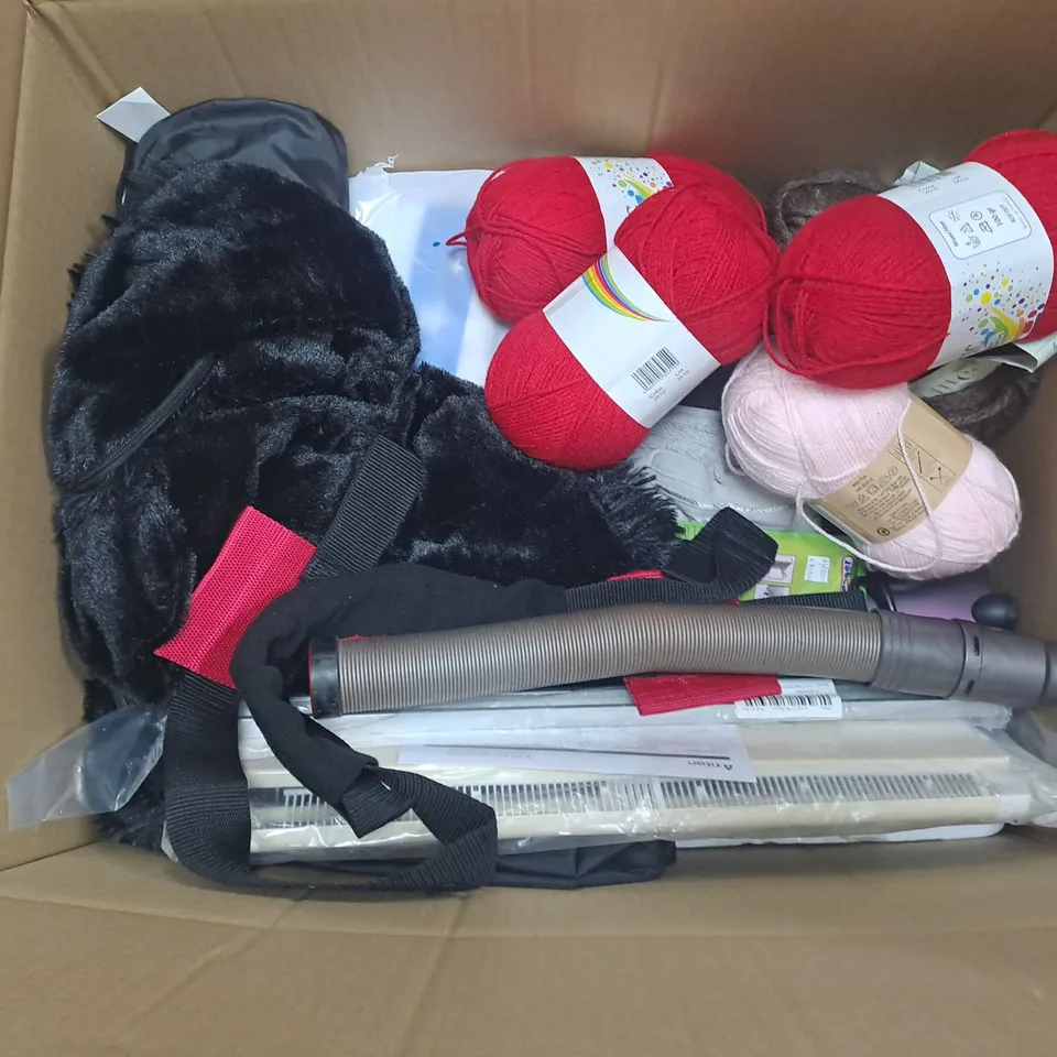LARGE BOX OF APPROXIMATELY 15 ASSORTED HOUSEHOLD  ITEMS TOO INCLUDE BAGS , WOOL  , FLOOR MATS , ETC 