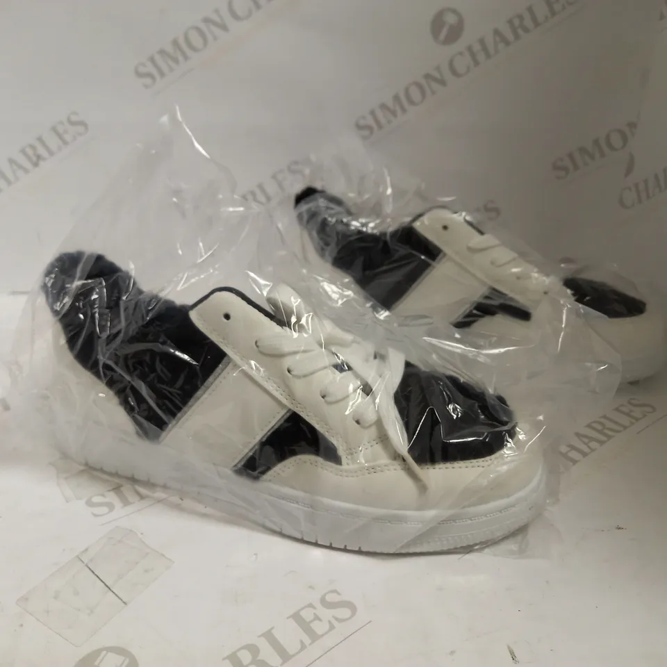 DESIGNER BLACK/WHITE TRAINERS SIZE 39 