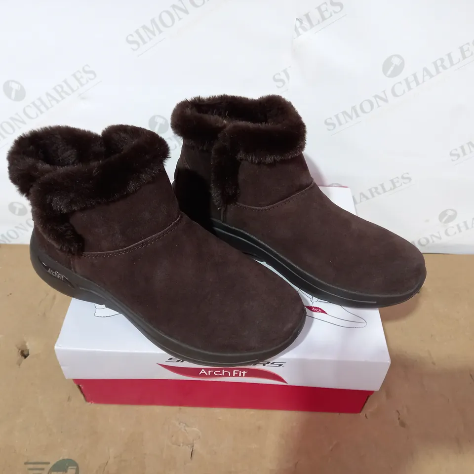 BOXED PAIR OF SKECHERS BROWN BOOTS- SIZE 6