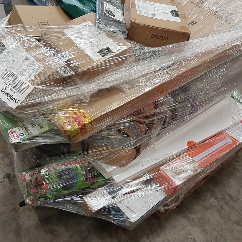PALLET OF ASSORTED ITEMS INCLUDING: STEP LADDER, RETRACTABLE SAFETY GATE, MATTRESS TOPPER ECT.