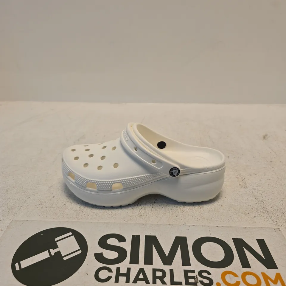 CROCS CLASSIC PLATFORM CLOG – WHITE, UK 8 (US 10, EU 41-42)