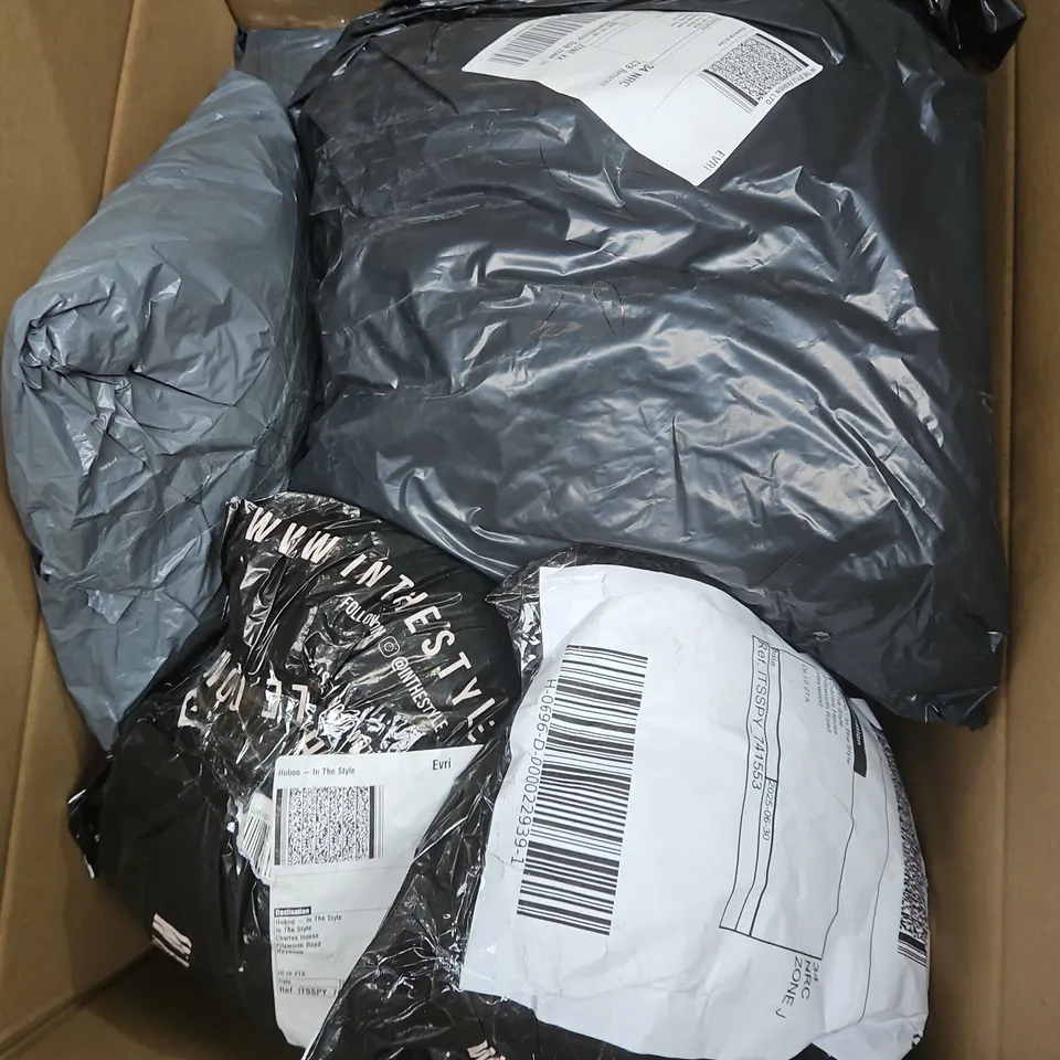 APPROXIMATELY 20 ASSORTED CLOTHING ITEMS IN VARIOUS STYLES AND SIZES 