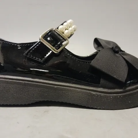 BOXED PAIR OF DESIGNER KIDS SHOES IN GLOSSY BLACK W. PEARL EFFECT DETAIL EU SIZE 29