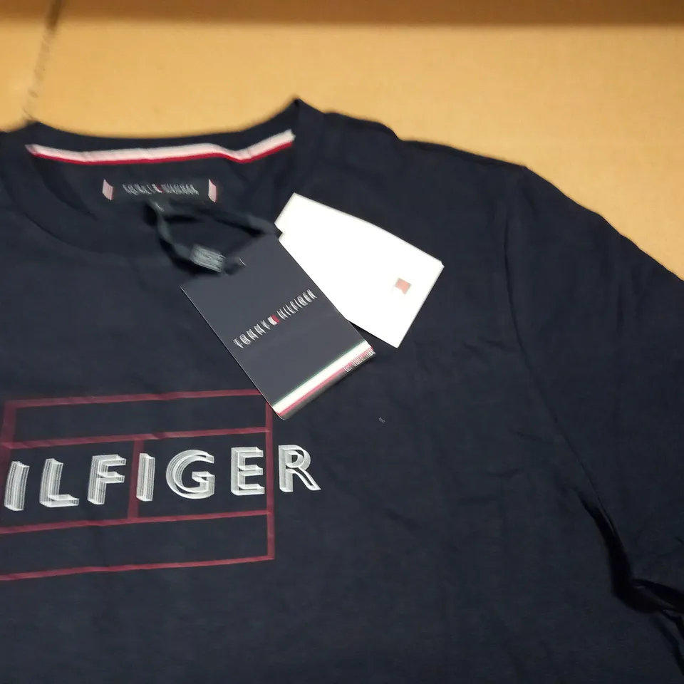 TOMMY HILFIGER LINEAR FLAG TEE - S